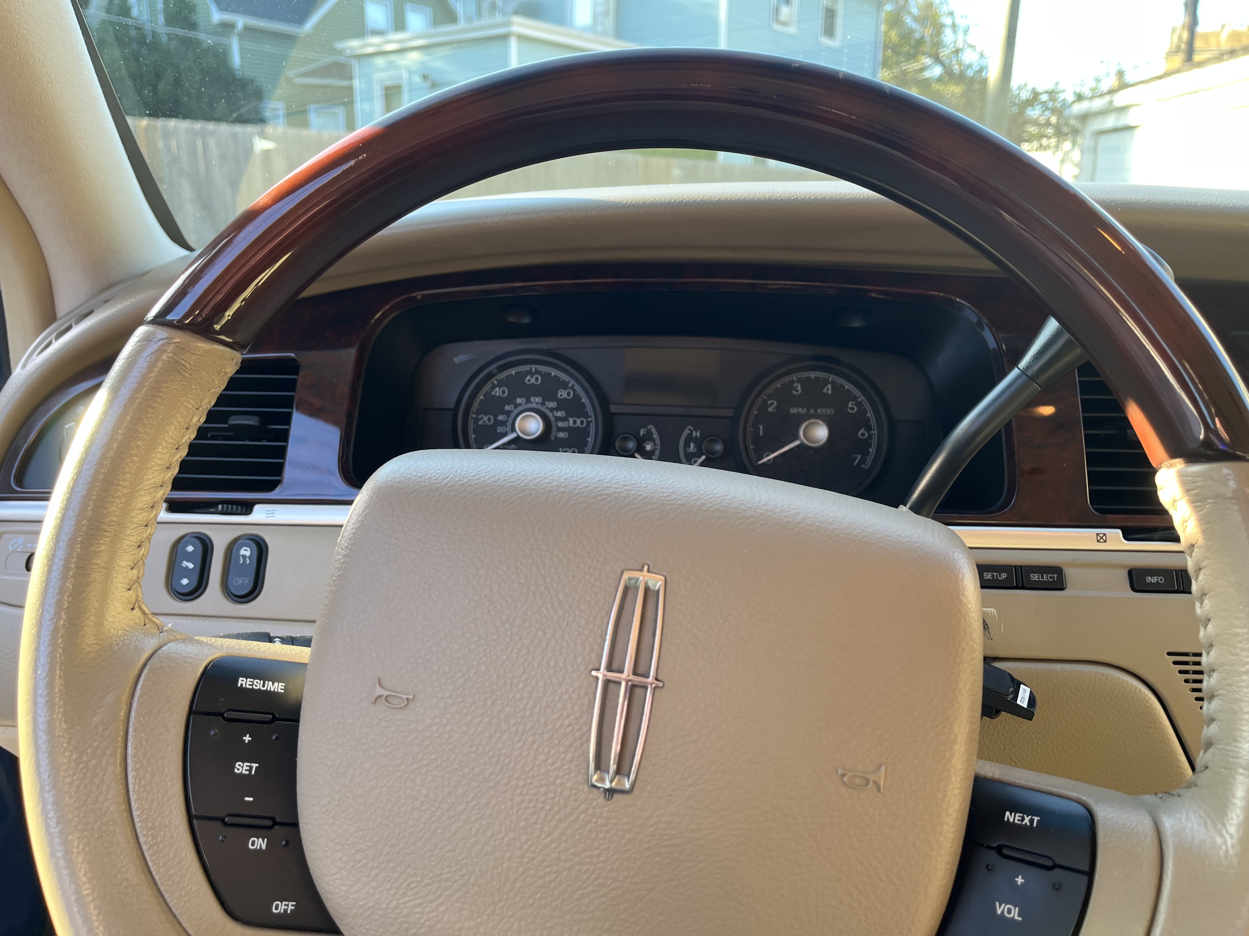 Used 2009 Lincoln Town Car Signature L RWD image 14