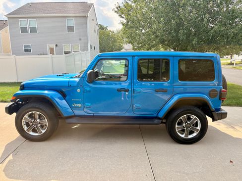 Used 2022 Jeep Wrangler Unlimited Sahara w/ Advanced Safety Group AWD/4WD image 5