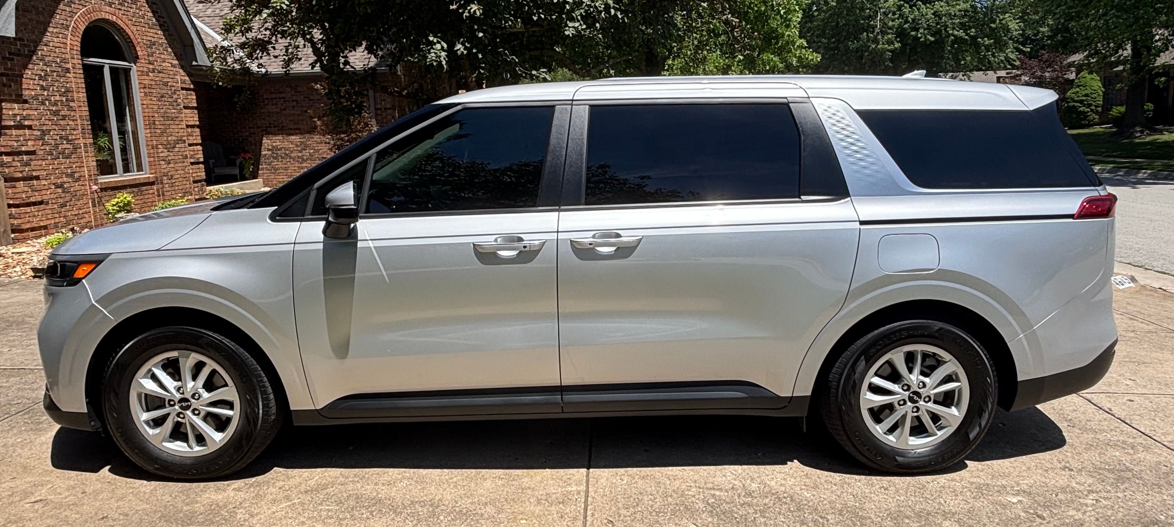 Used 2023 Kia Carnival LX FWD image 2