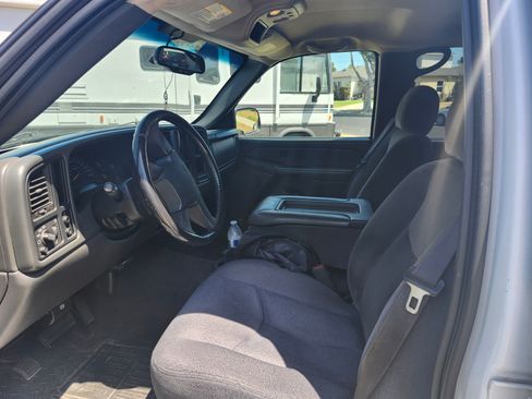 Used 2005 GMC Sierra 2500 SLE RWD image 9