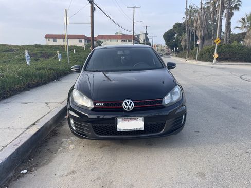 Used 2011 Volkswagen Golf 4-Door image 2