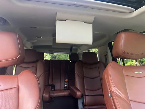 Used 2017 Cadillac Escalade ESV Luxury image 14