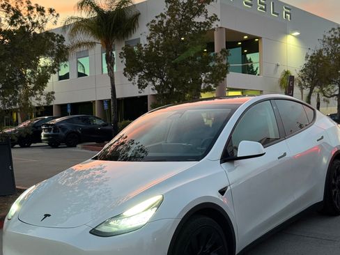 Used 2021 Tesla Model Y Long Range image 1