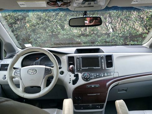 Used 2011 Toyota Sienna XLE w/ XLE Navigation Pkg image 10