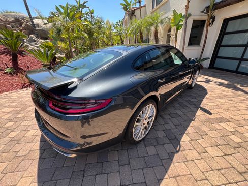 Used 2018 Porsche Panamera 4 image 6