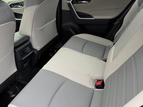 Used 2022 Toyota RAV4 XLE Premium image 12