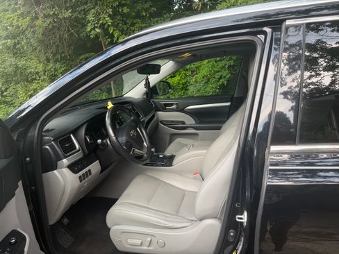 Used 2017 Toyota Highlander XLE FWD image 6