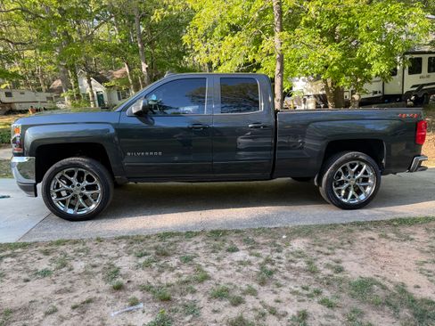 Used 2018 Chevrolet Silverado 1500 LT AWD/4WD image 9