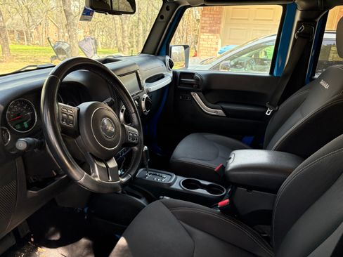 Used 2016 Jeep Wrangler Unlimited Sahara w/ Connectivity Group image 11