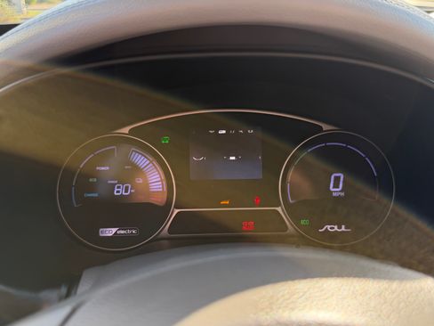 Used 2016 Kia Soul EV + FWD image 18