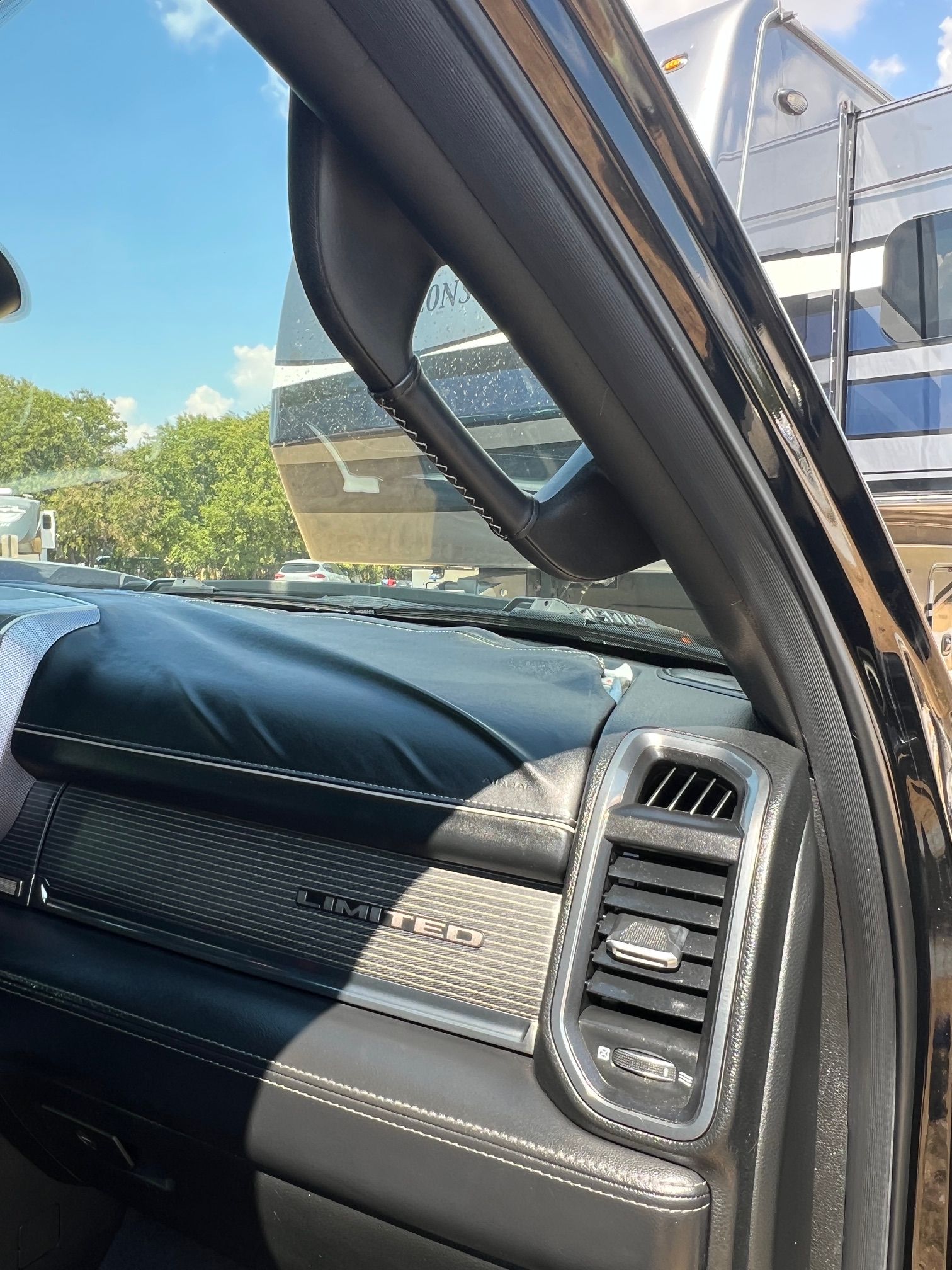Used 2020 RAM 1500 Limited w/ Black Appearance Package AWD/4WD image 9