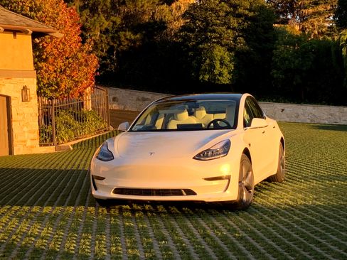 Used 2020 Tesla Model 3 Standard Range Plus image 1