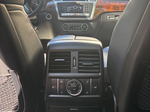 Used 2015 Mercedes-Benz GL 550 4MATIC image 23