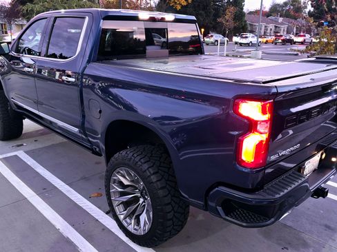 Used 2022 Chevrolet Silverado 1500 High Country w/ Technology Package image 10