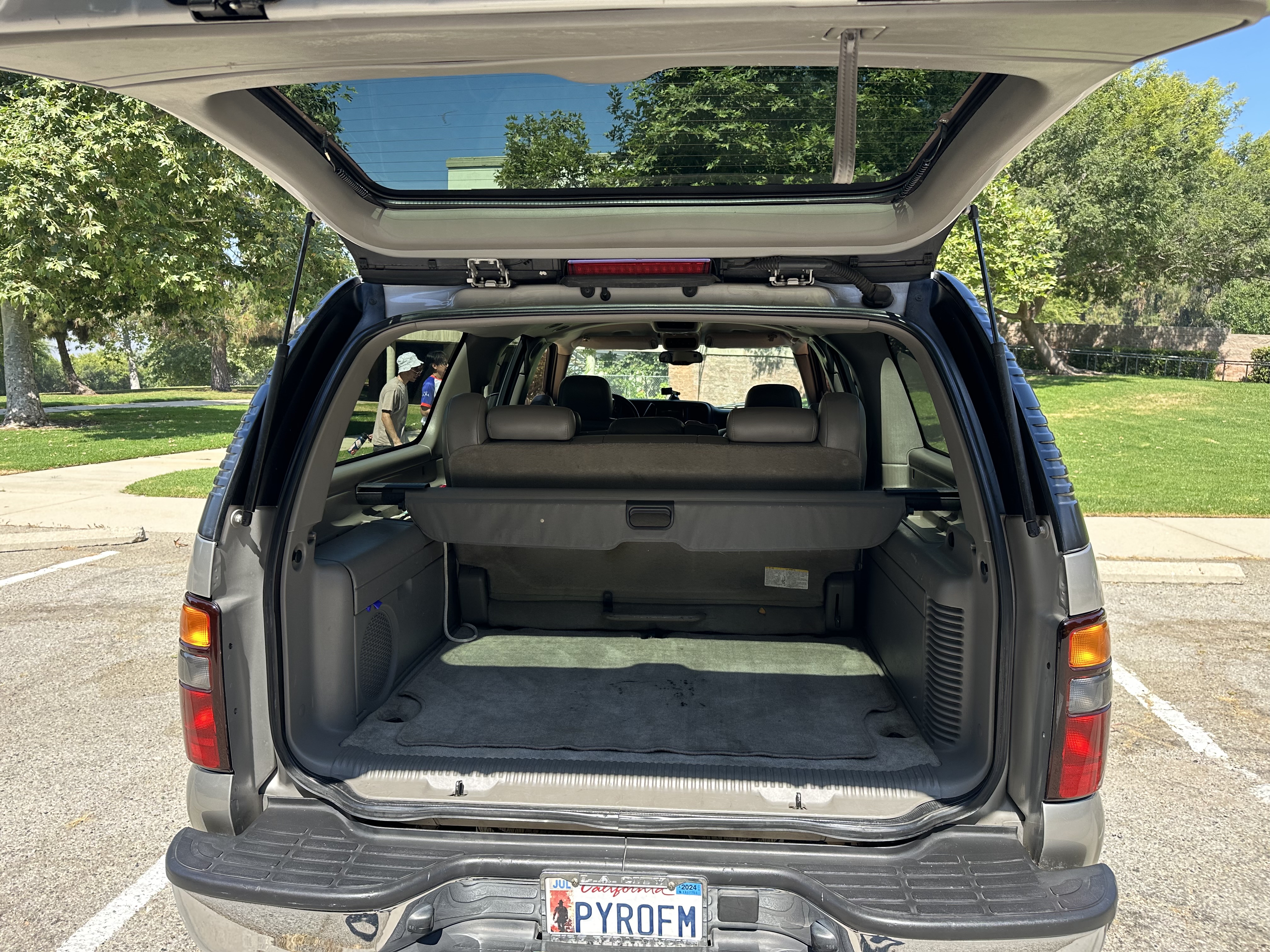 Used 2005 Chevrolet Suburban LS w/ Preferred Equipment Group RWD image 5