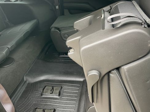 Used 2017 Chevrolet Suburban LT image 17