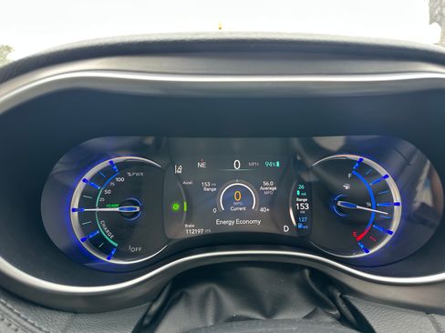Used 2018 Chrysler Pacifica Limited w/ Advanced Safetytec Group FWD image 18