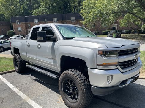 Used 2017 Chevrolet Silverado 1500 LT w/ All Star Edition AWD/4WD image 4