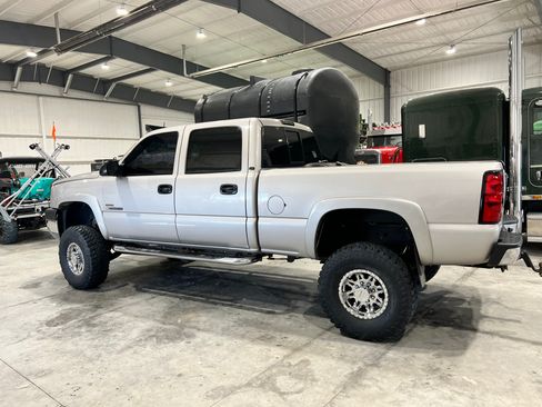 Used 2005 Chevrolet Silverado 2500 LT w/ Heavy-Duty Power Package image 2