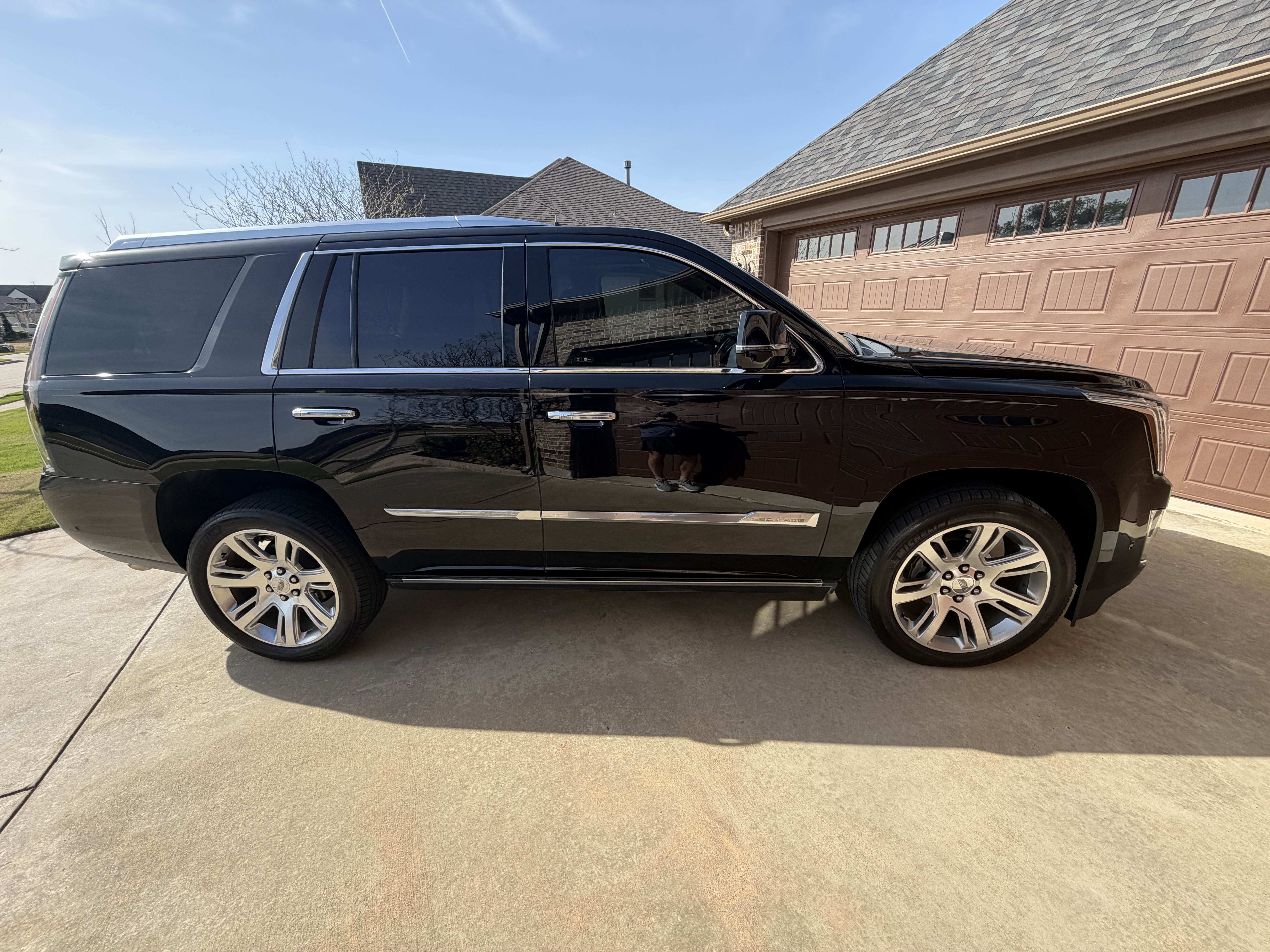 Used 2019 Cadillac Escalade Premium Luxury AWD/4WD image 6