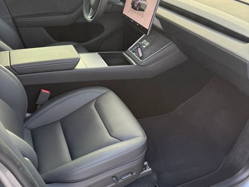 Used 2026 Tesla Model Y 2WD image 6