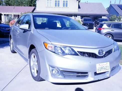 Used 2012 Toyota Camry SE FWD image 4