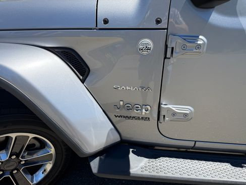 Used 2020 Jeep Wrangler Unlimited Sahara w/ Uconnect 4C Nav & Sound Group AWD/4WD image 9
