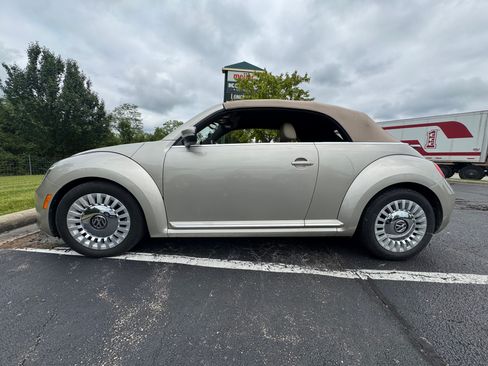 Used 2016 Volkswagen Beetle 1.8T S FWD image 2