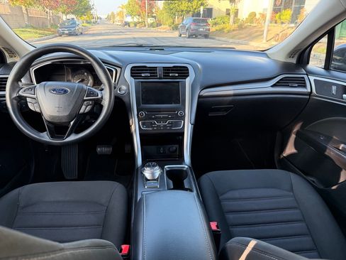 Used 2018 Ford Fusion SE image 9