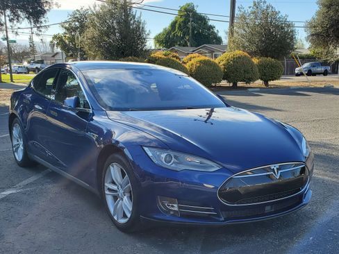 Used 2015 Tesla Model S 70 image 2
