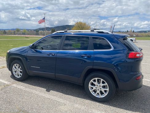 Used 2018 Jeep Cherokee Latitude Plus w/ Comfort/Convenience Group image 8