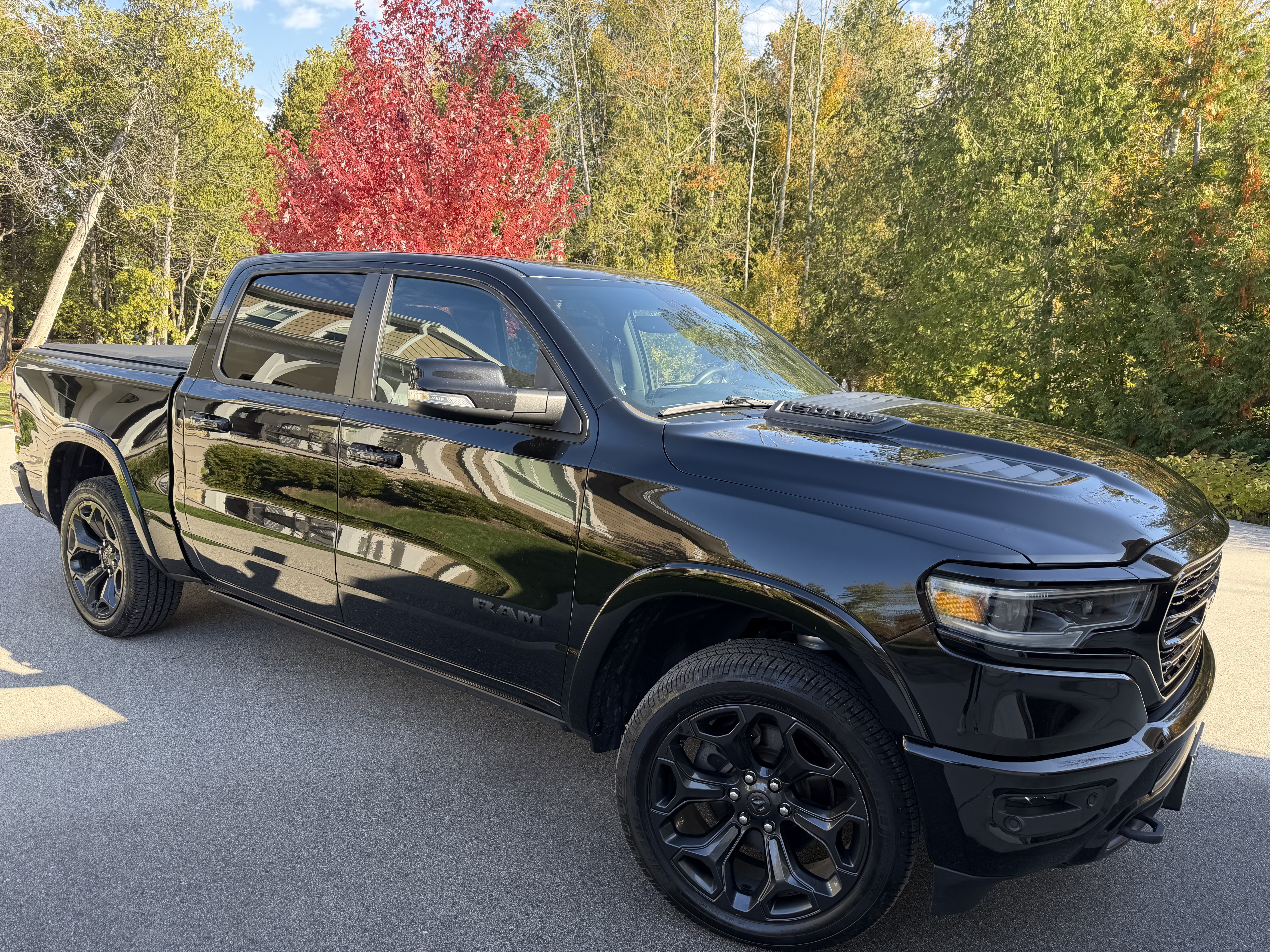 Used 2020 RAM 1500 Limited w/ Black Appearance Package AWD/4WD image 1
