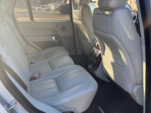 Used 2017 Land Rover Range Rover HSE image 15