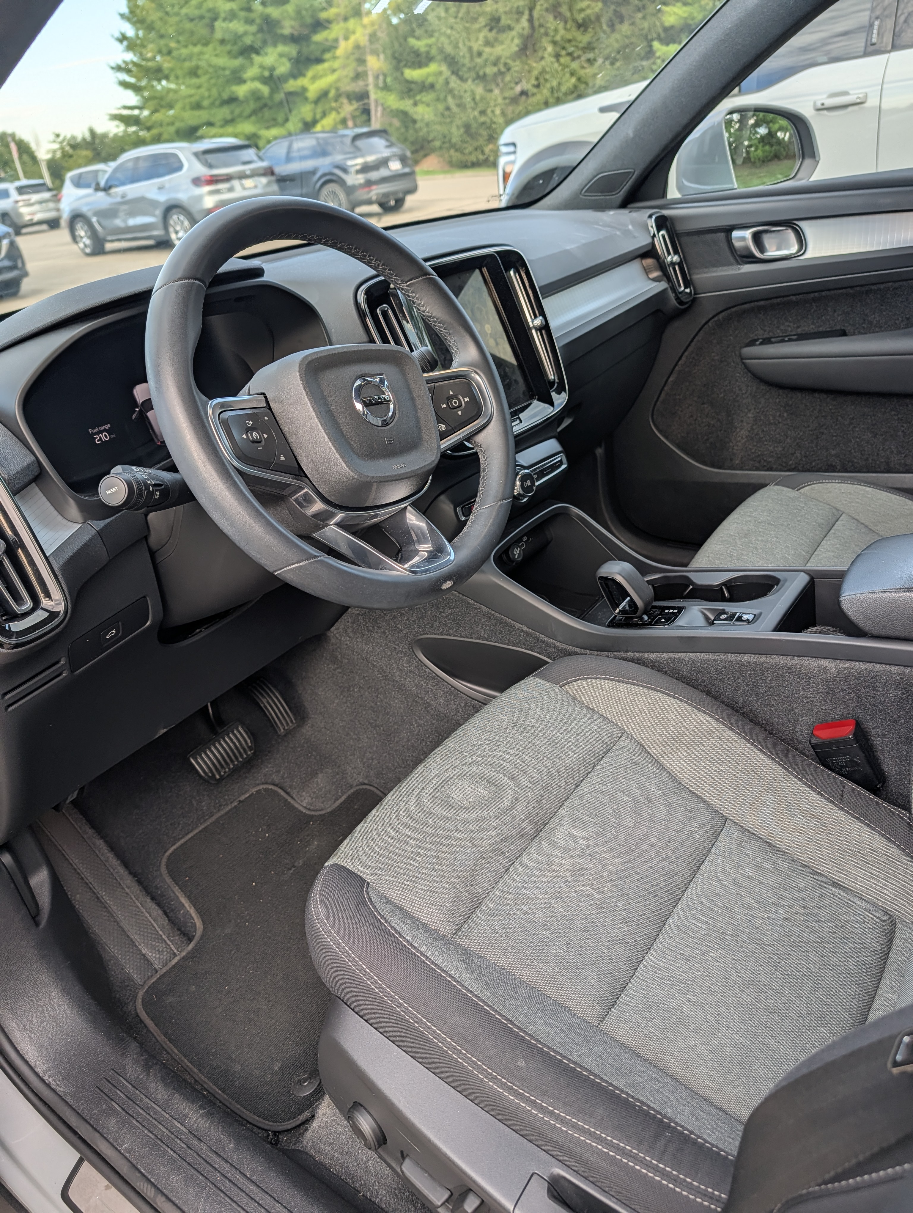 Used 2024 Volvo XC40 B5 Core AWD/4WD image 12