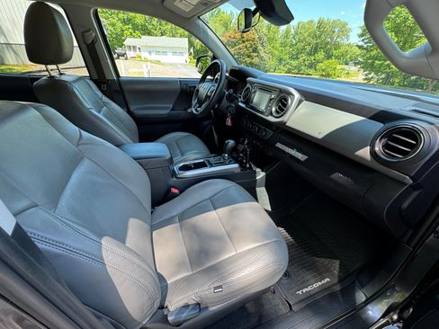 Used 2019 Toyota Tacoma SR5 AWD/4WD image 8
