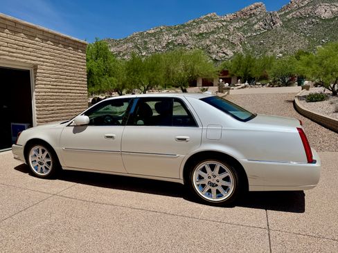 Used 2010 Cadillac DTS Premium w/ Driver Awareness Package FWD image 5