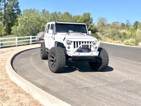 Used 2015 Jeep Wrangler Unlimited Sahara w/ Connectivity Group image 6