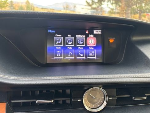 Used 2015 Lexus ES 300h image 28