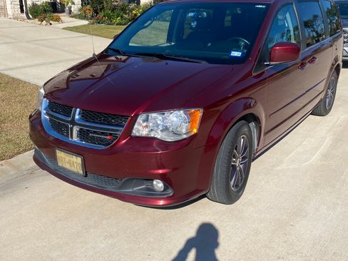 Used 2017 Dodge Grand Caravan SXT image 6