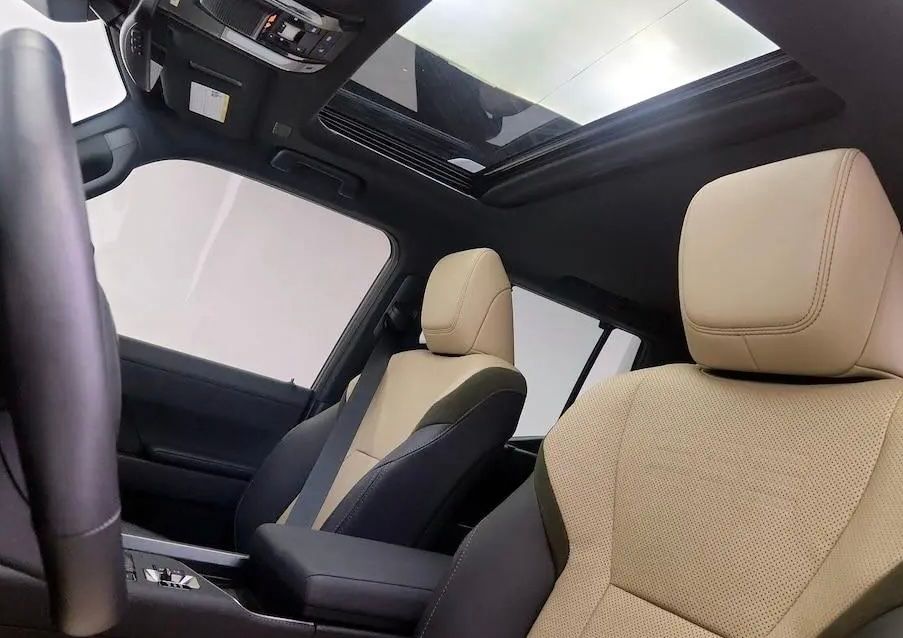 Used 2025 Lexus GX 550 w/ Accessory Package (32) AWD/4WD image 13