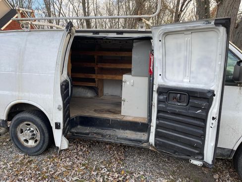 Used 2012 Chevrolet Express 2500 image 2