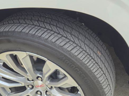 Used 2024 GMC Yukon Denali w/ Advanced Technology Package image 2