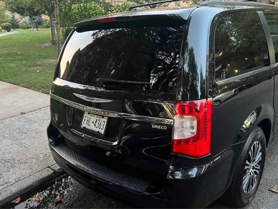 Used 2014 Chrysler Town & Country S FWD image 5