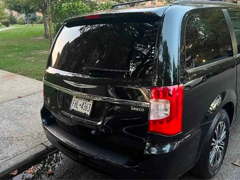 Used 2014 Chrysler Town & Country S FWD image 5