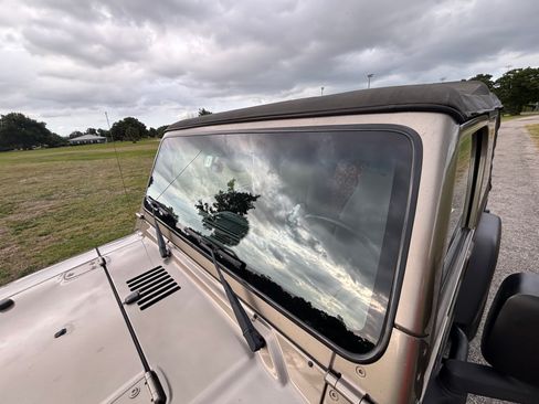 Used 2005 Jeep Wrangler Unlimited Rubicon w/ Security Group AWD/4WD image 32