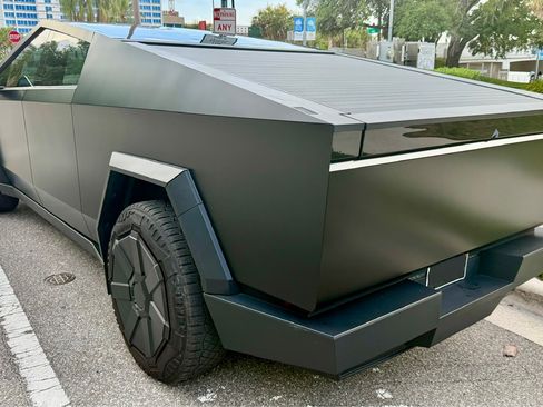 Used 2024 Tesla Cybertruck AWD Crew Cab image 13