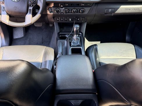 Used 2021 Toyota Tacoma TRD Off-Road w/ TRD Premium Off Road Package AWD/4WD image 9