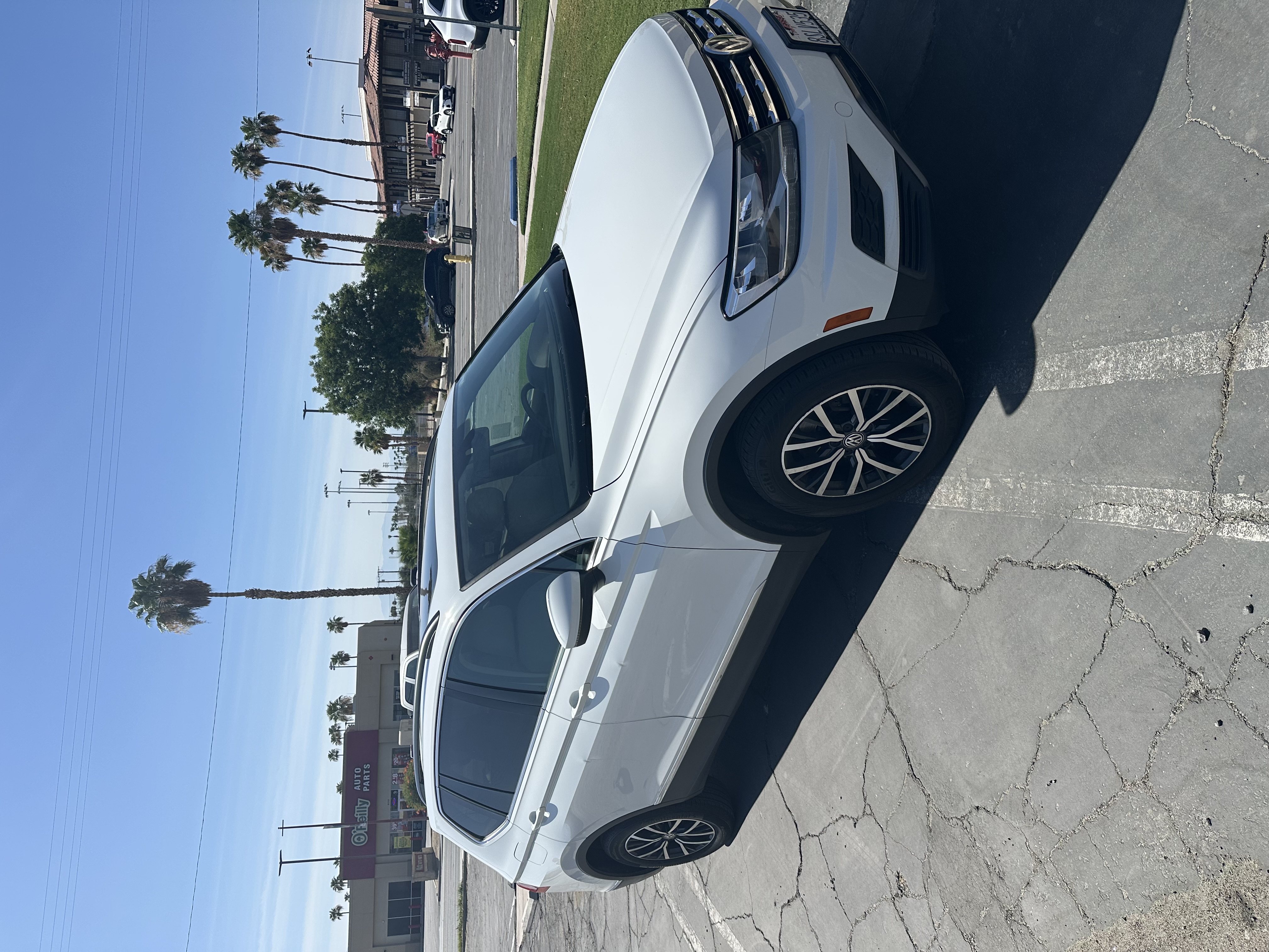 Used 2020 Volkswagen Tiguan SE w/ Panoramic Sunroof Package FWD image 1