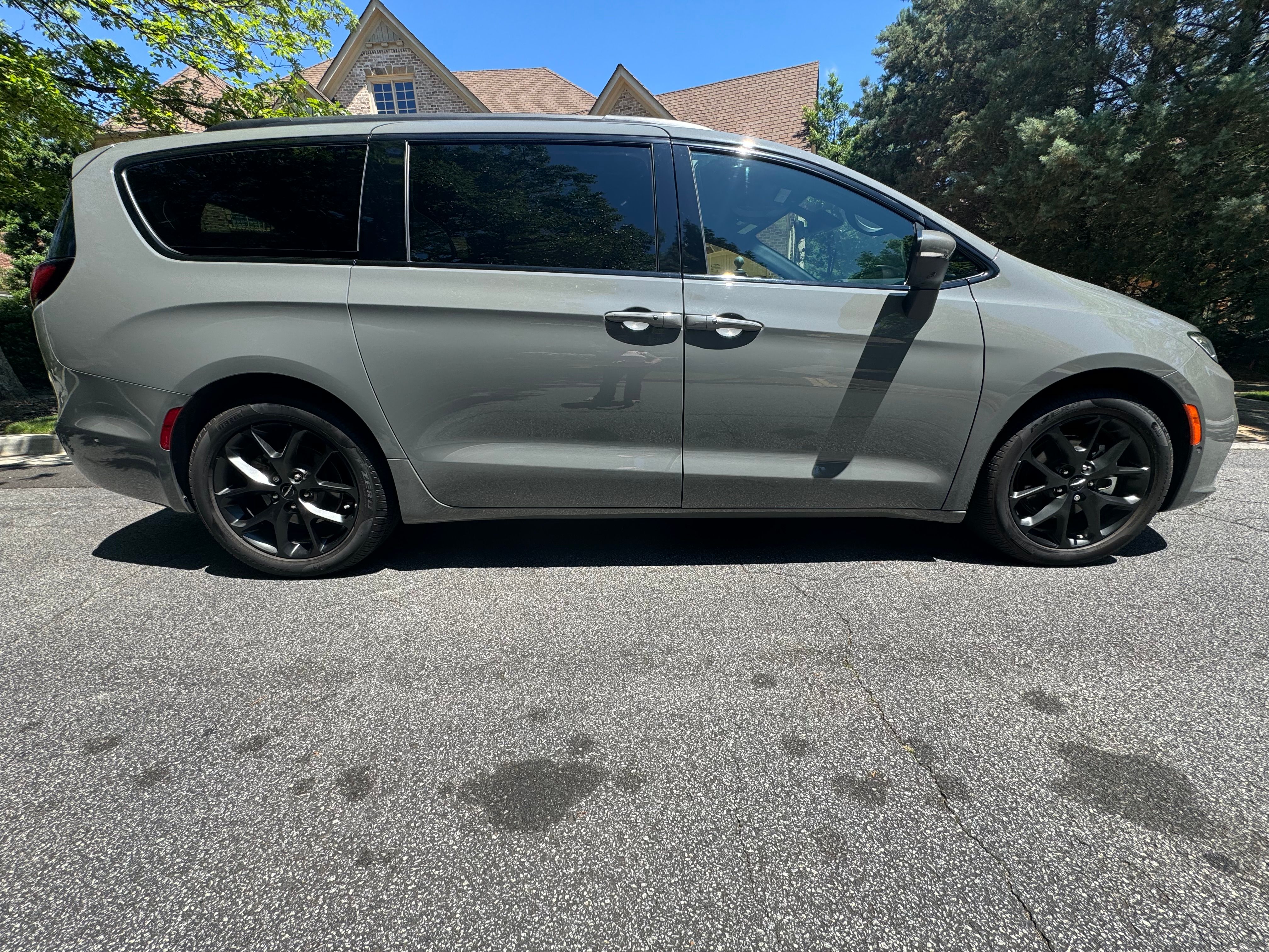 Used 2023 Chrysler Pacifica Touring-L w/ S Appearance Package FWD image 1