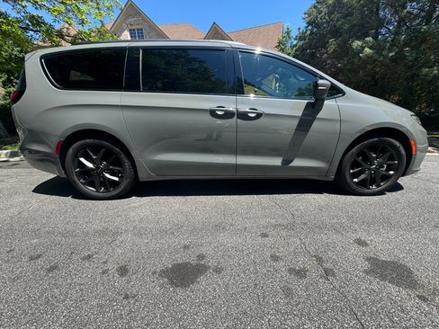 Used 2023 Chrysler Pacifica Touring-L w/ S Appearance Package image 1